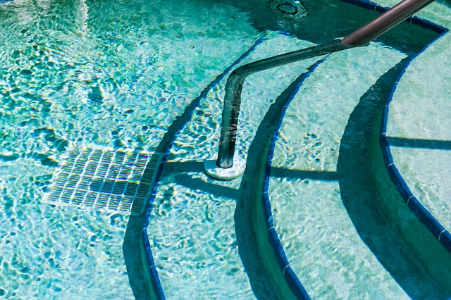 Cómo limpiar una piscina y mantenerla en verano  Nuestros consejos