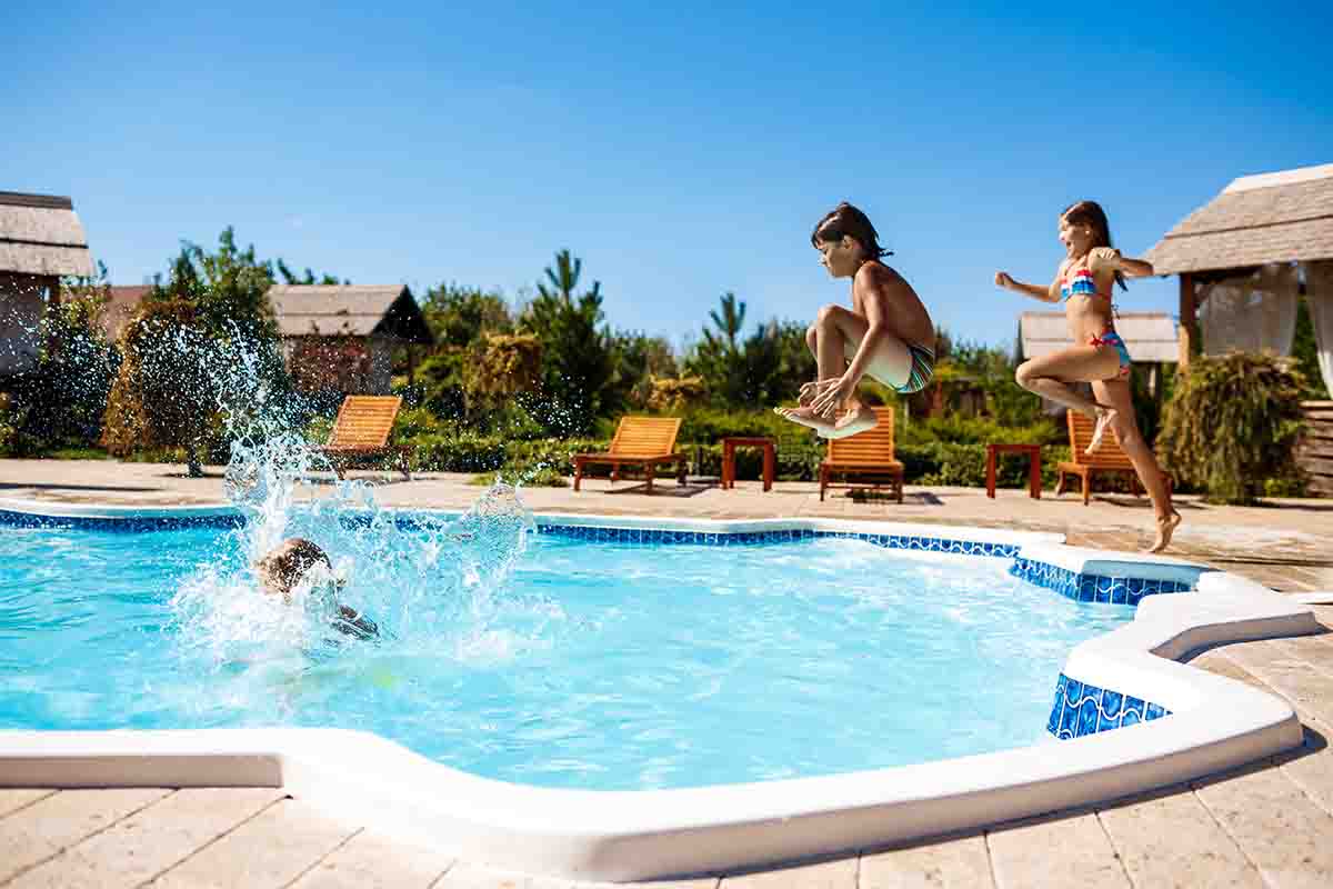 chapuzón piscina verano niños juegos jugar