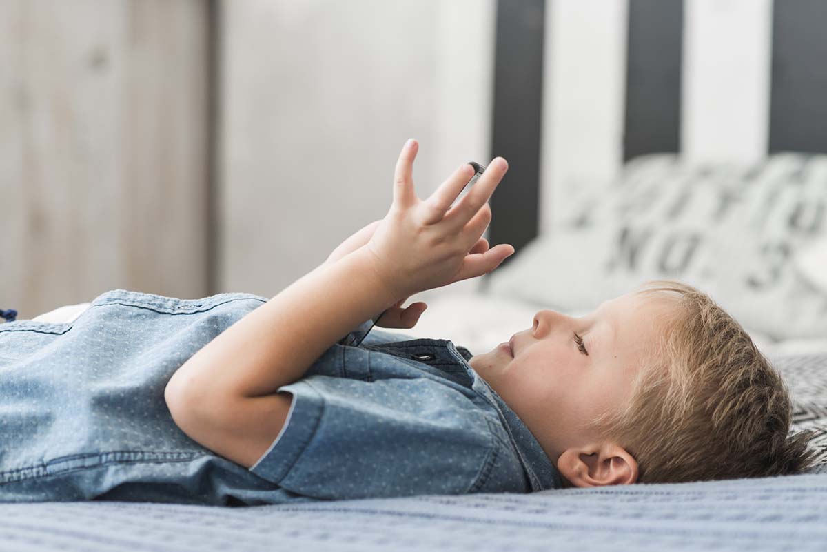 tecnología dormir hábitos niños cama verano