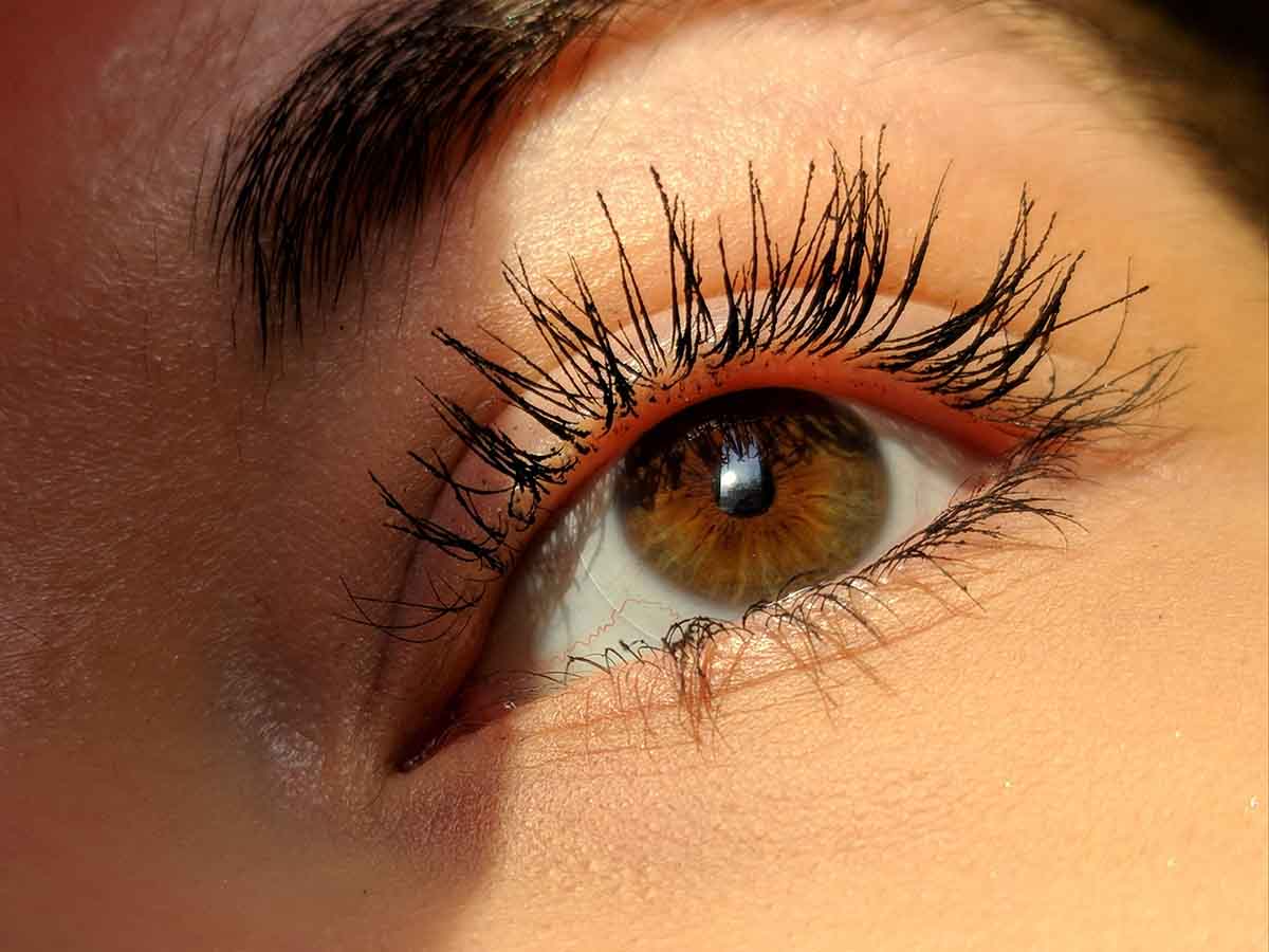 Trucos de maquillaje para sobrevivir al verano: mascara