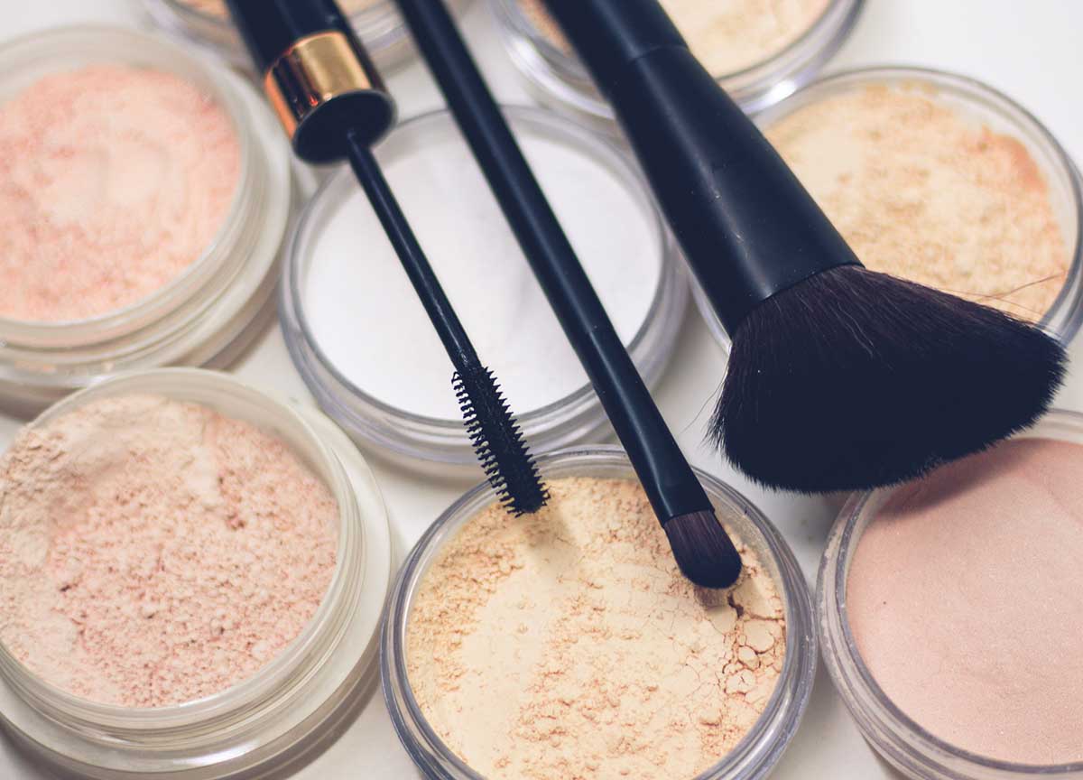 Trucos de maquillaje para sobrevivir al verano: polvos bronceadores