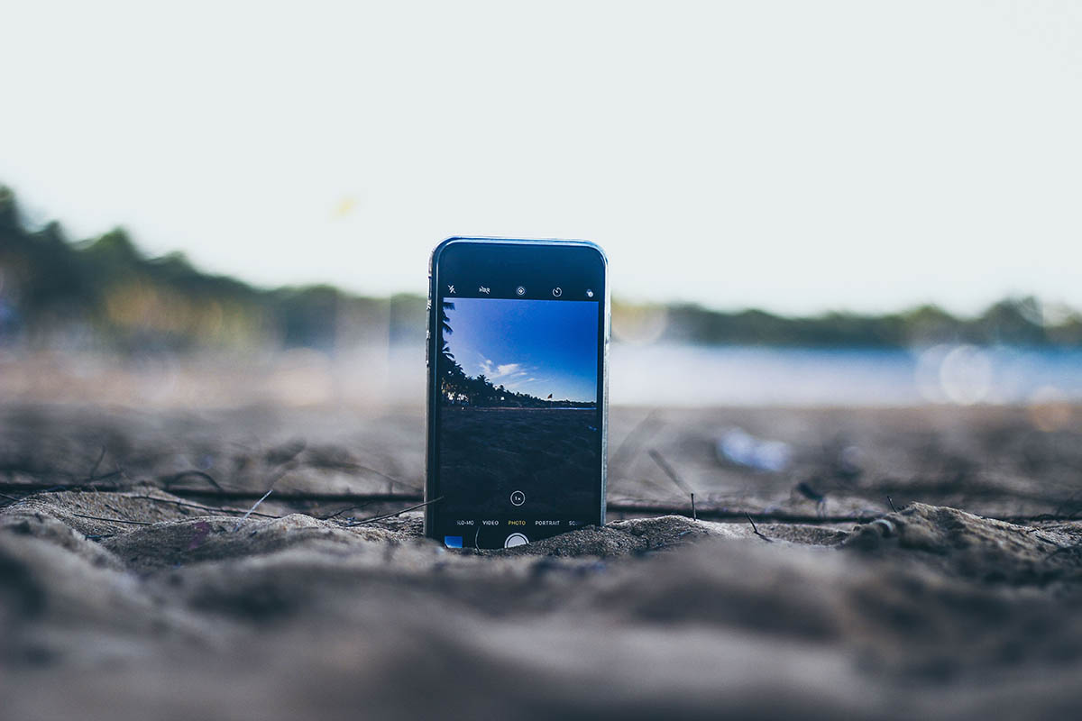 Trucos para cuidar tu teléfono este verano: Arena en el teléfono móvil