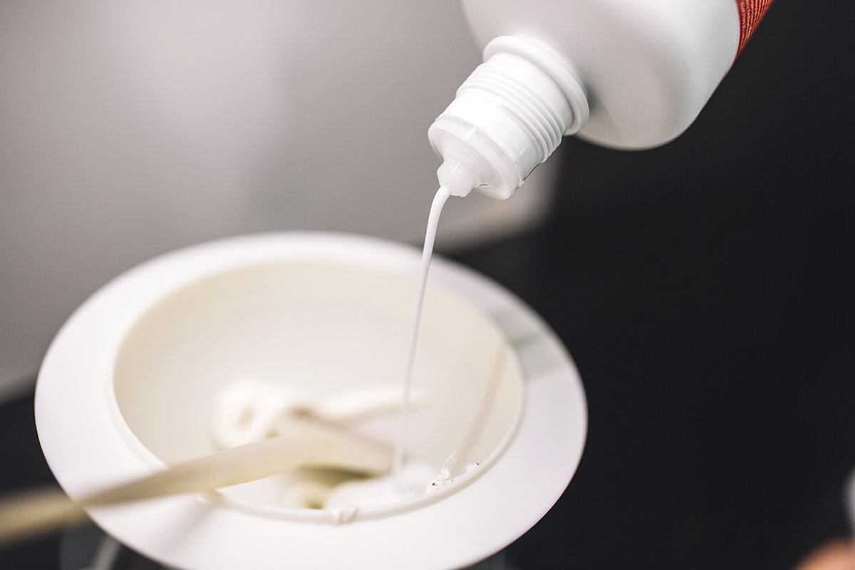 Cómo teñirte las canas en casa: Prepara el tinte para el cabello