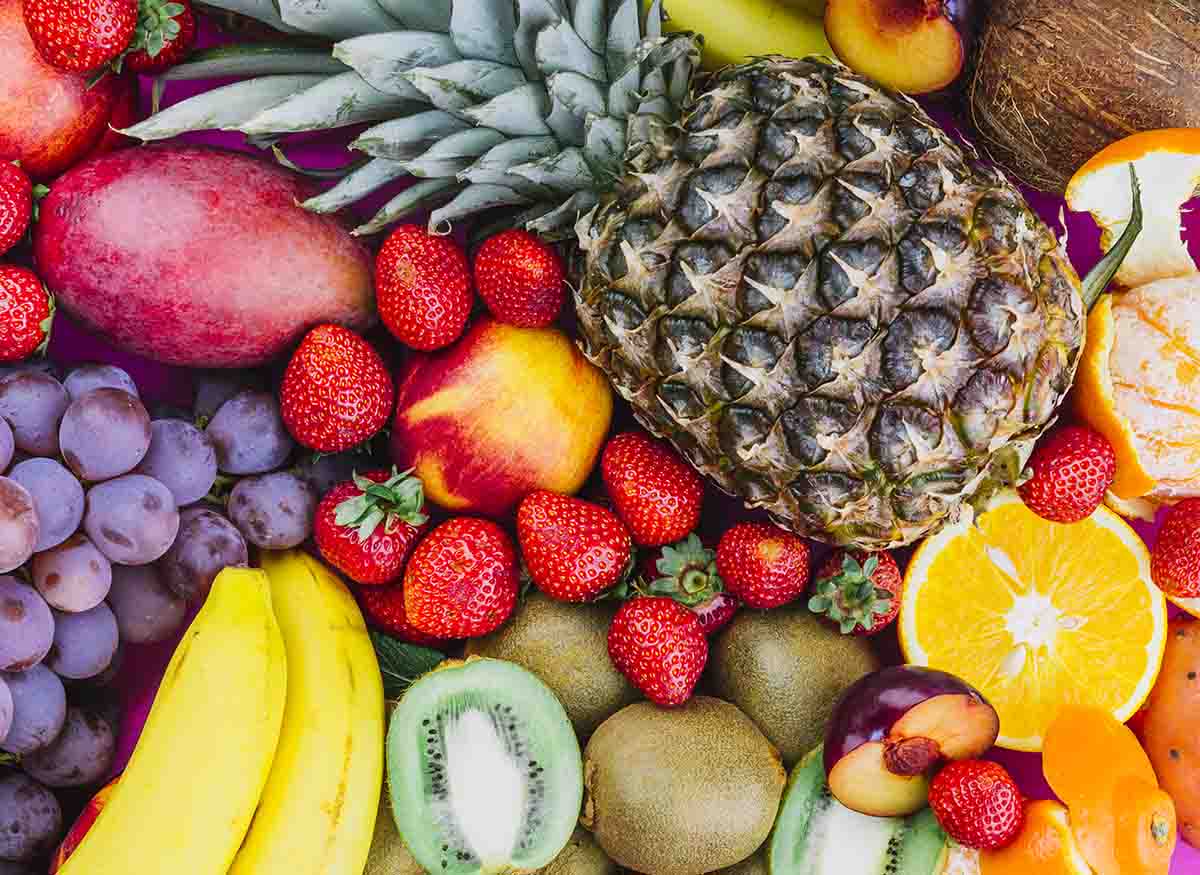 ¡No las tires nunca! Beneficios de las pieles de frutas que no sabías. Foto freepik