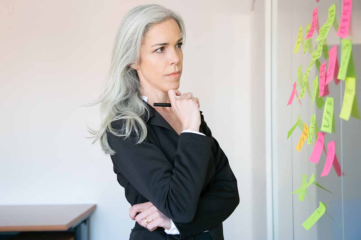 Trucos con estilo para dejarte el pelo gris: mujer