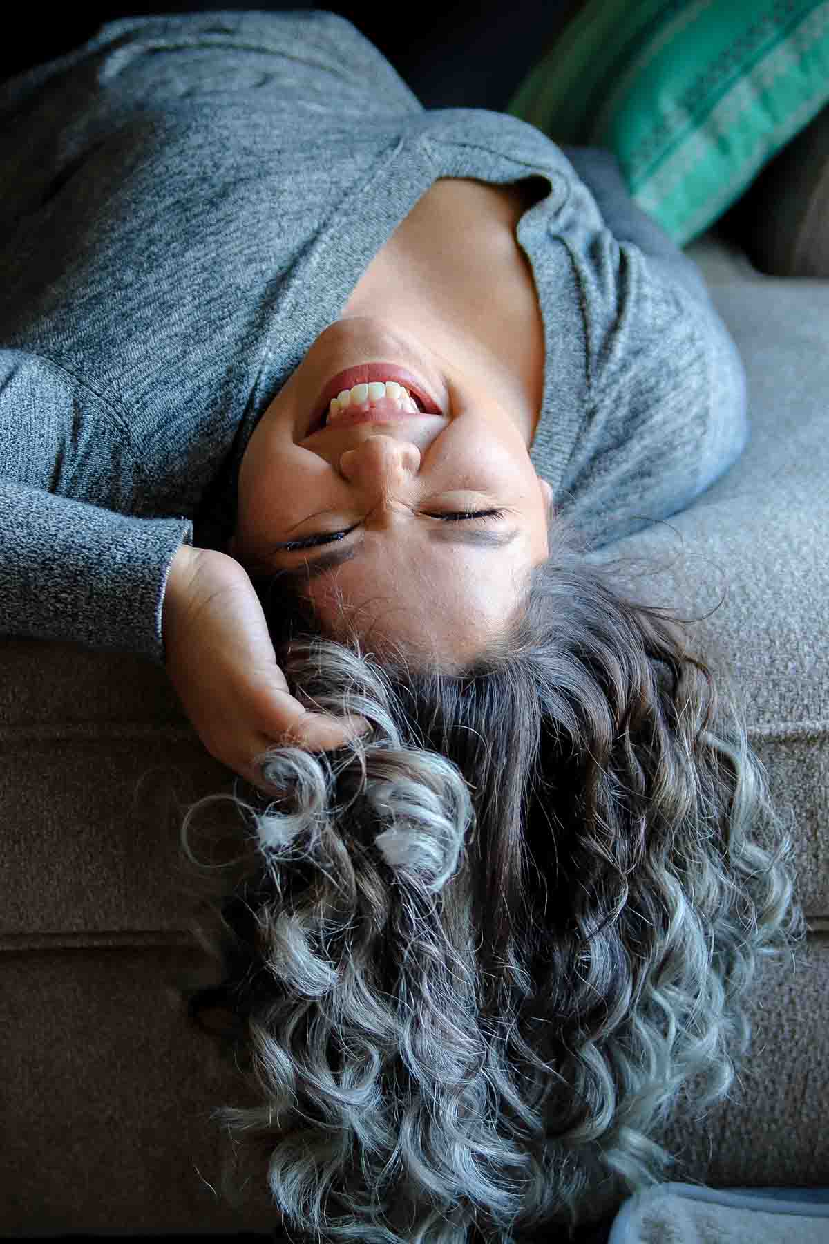 Trucos con estilo para dejarte el pelo gris: chica