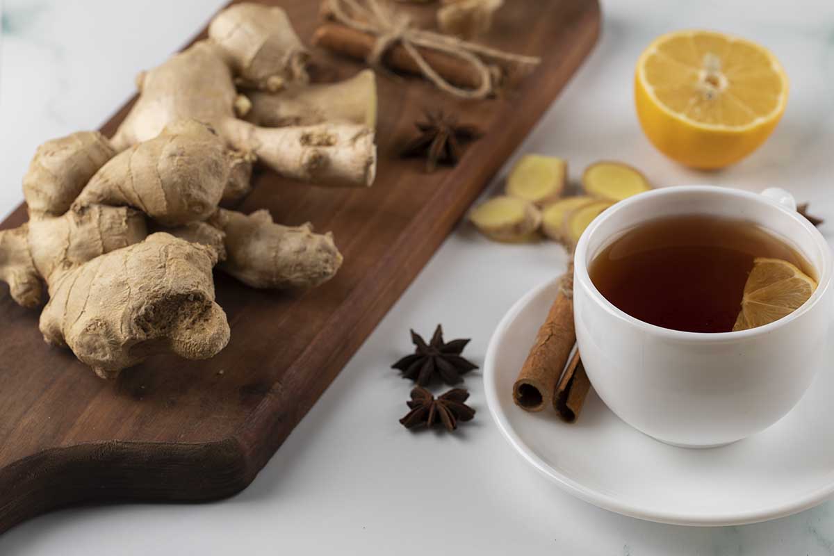6 Remedios caseros para combatir el dolor de garganta: té de jengibre. Foto freepik.