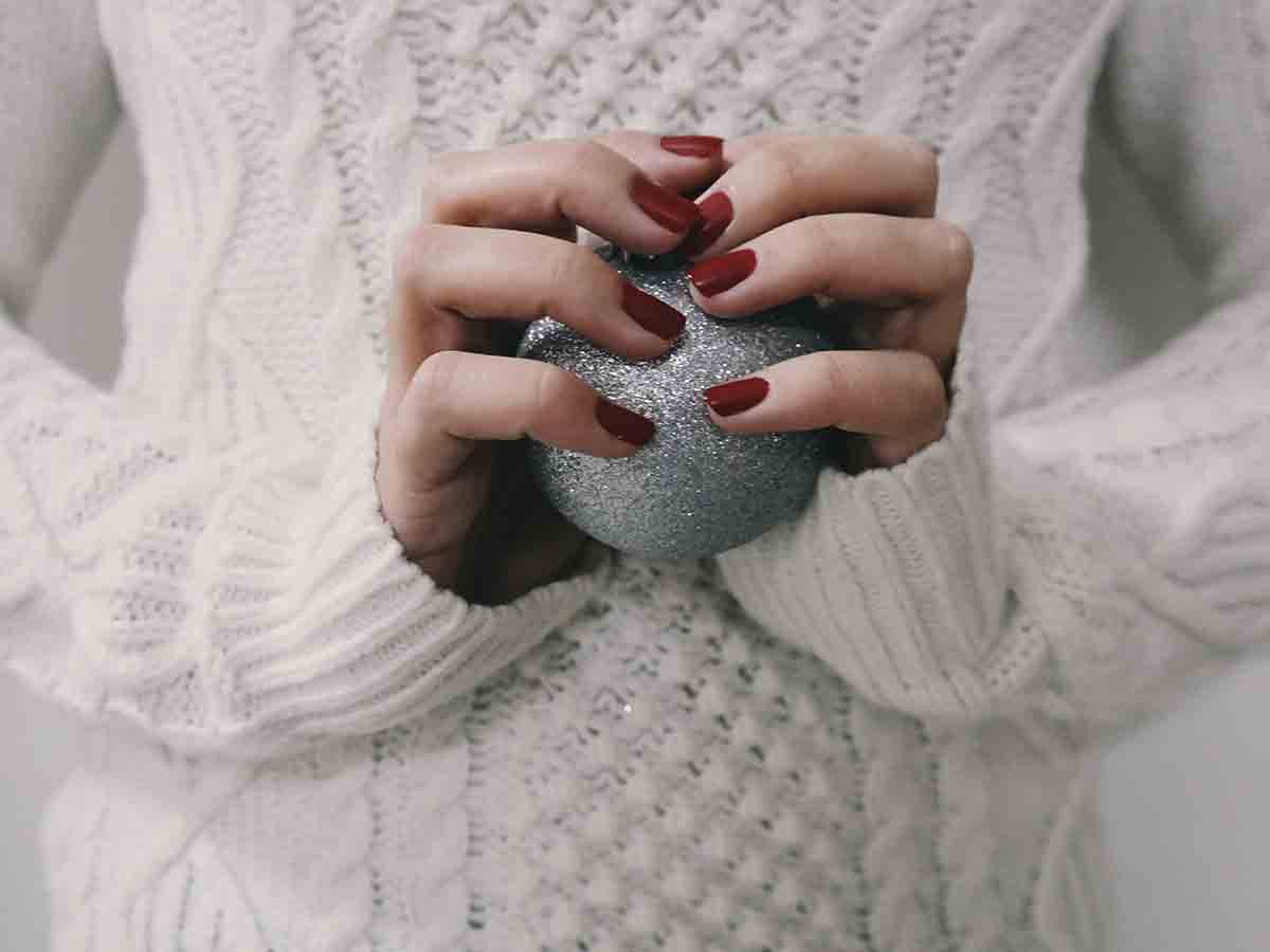decoración de uñas navidad sencillo rojo foto unsplash
