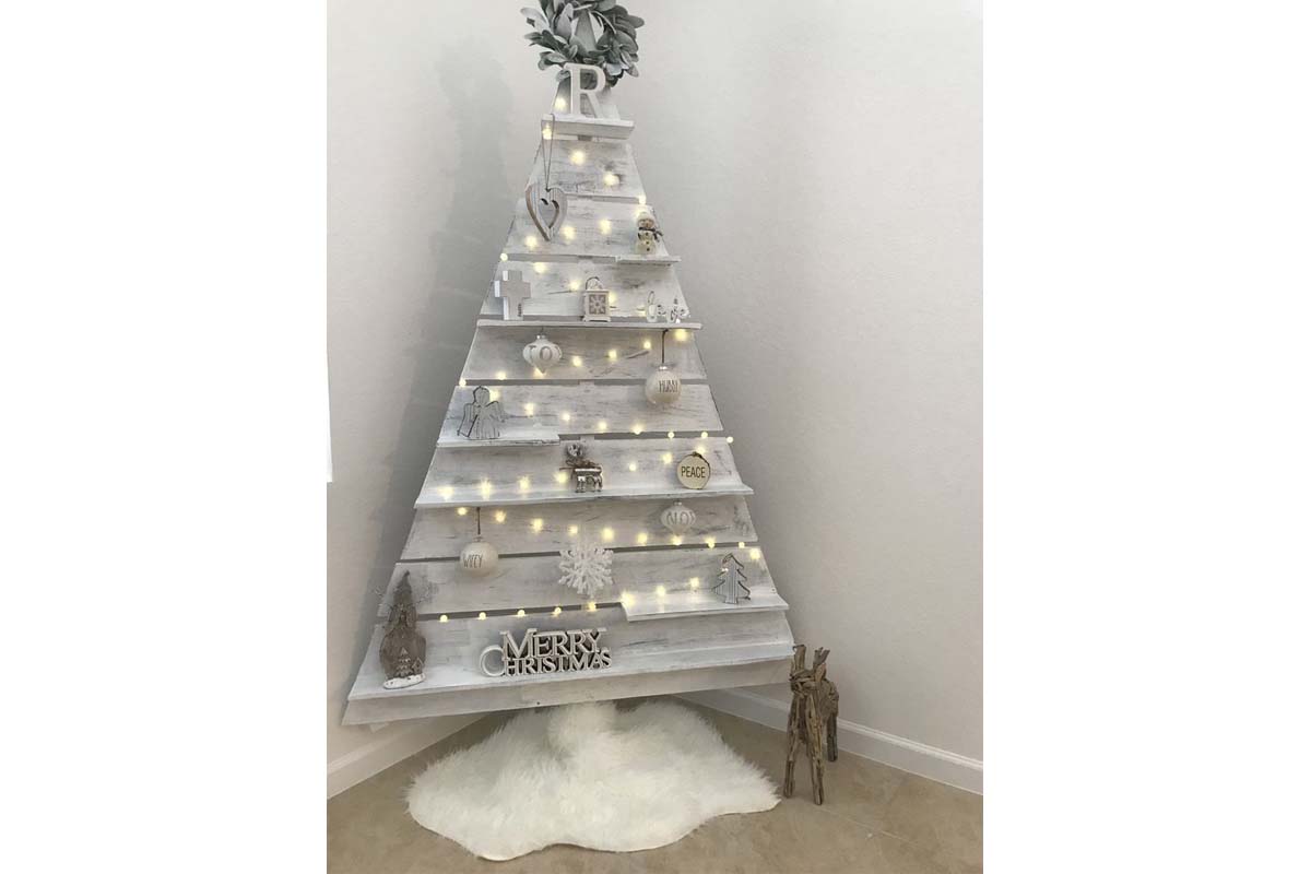 árbol navidad listones de madera con luces