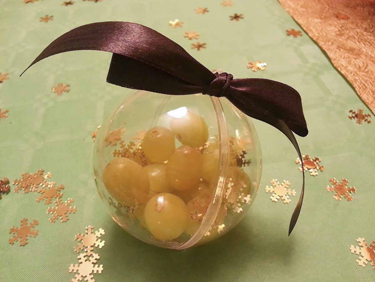 servir uvas nochevieja 2020 uvas en bolas de navidad