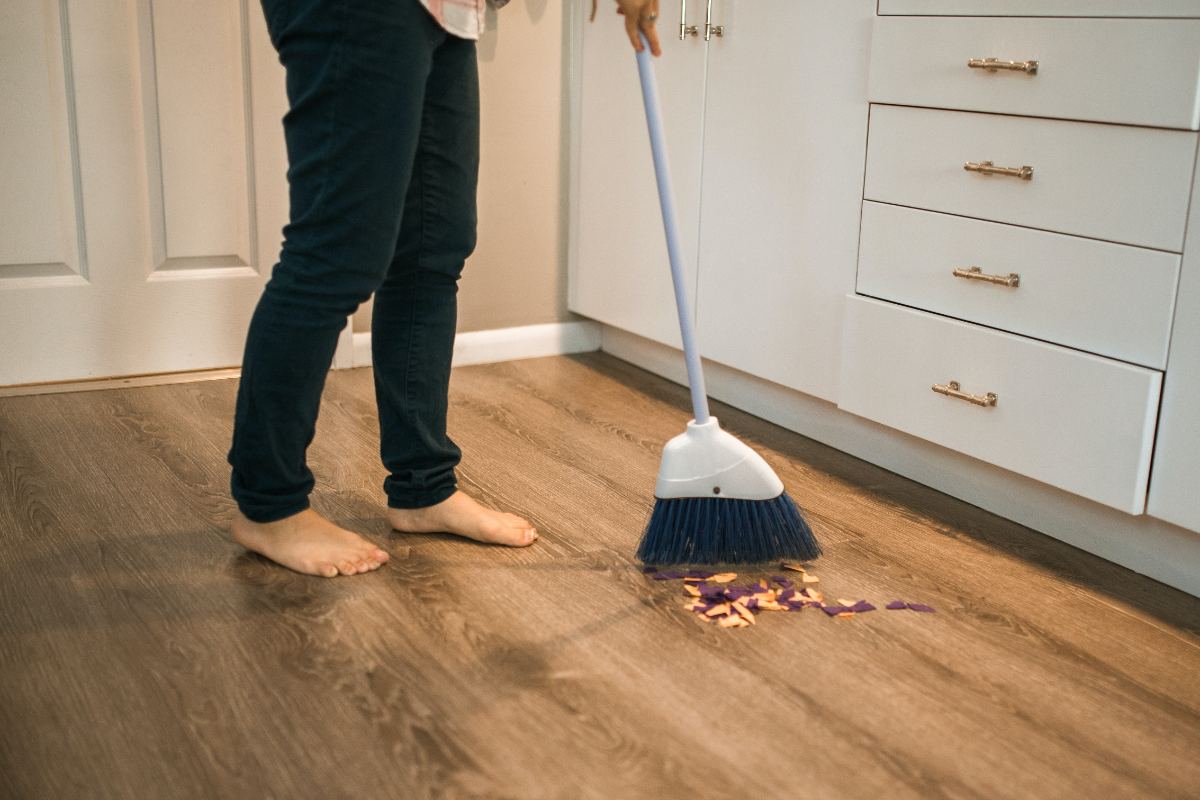 Barrer suelo porcelánico imitación madera con una escoba de cerdas suaves