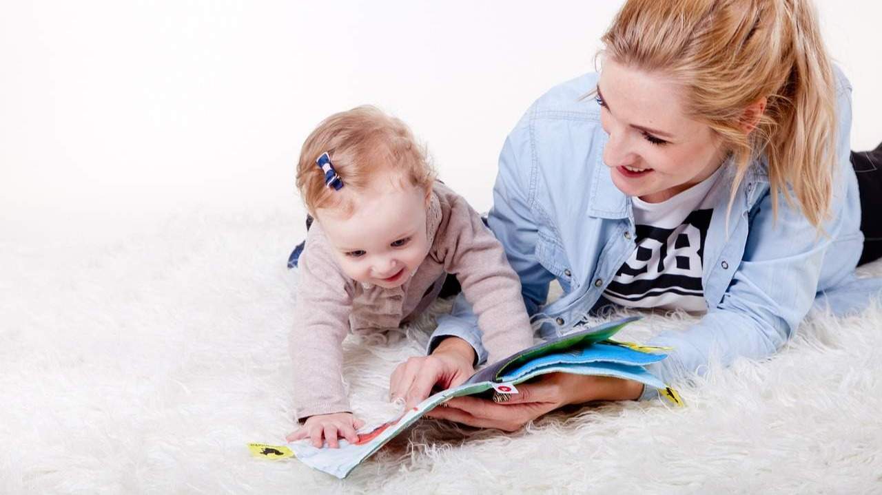 Bebé explorando libro