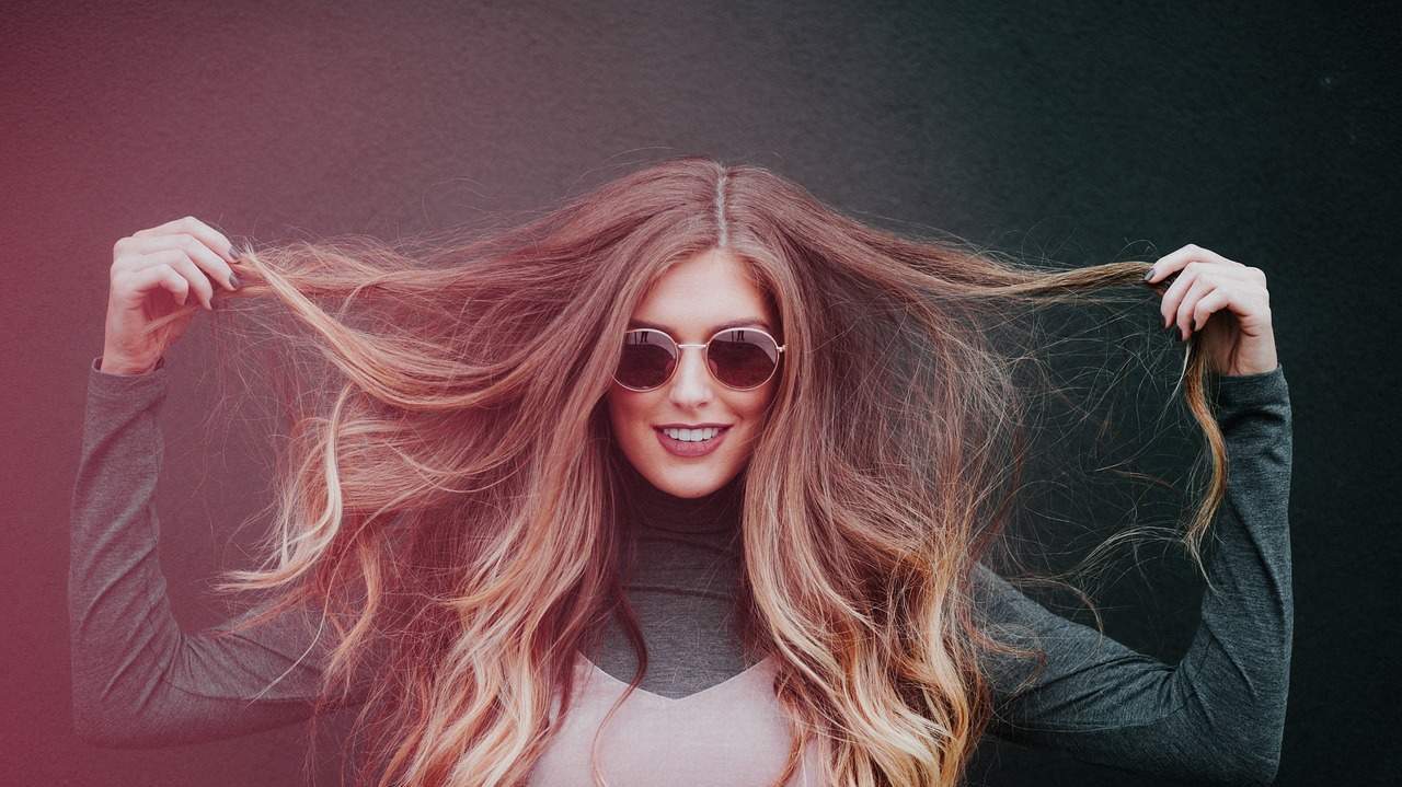 Mujer joven alegre