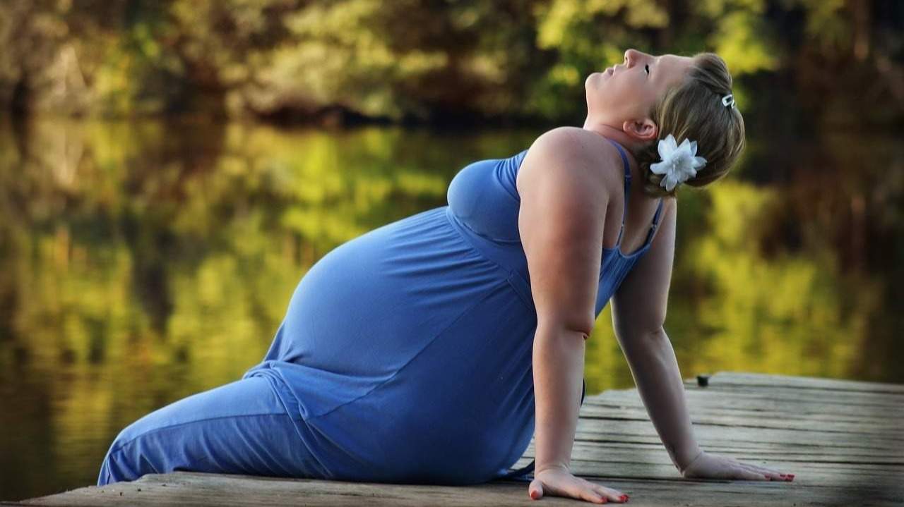 Mujer embarazada al aire libre