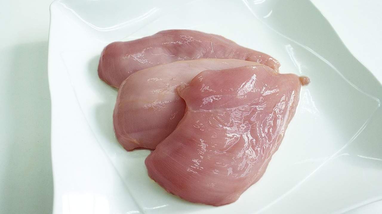 Pechugas de pollo crudas