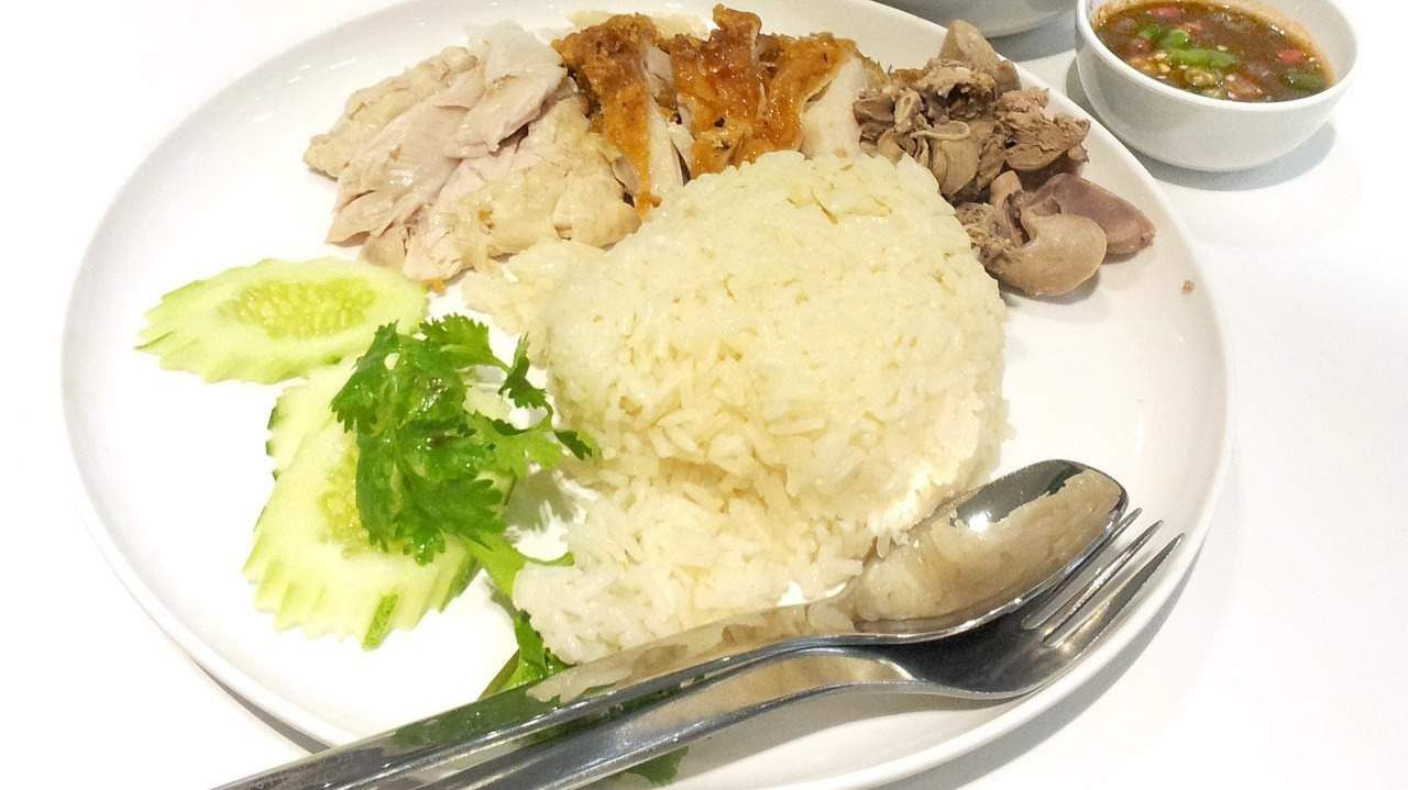 Plato con pollo y otros alimentos