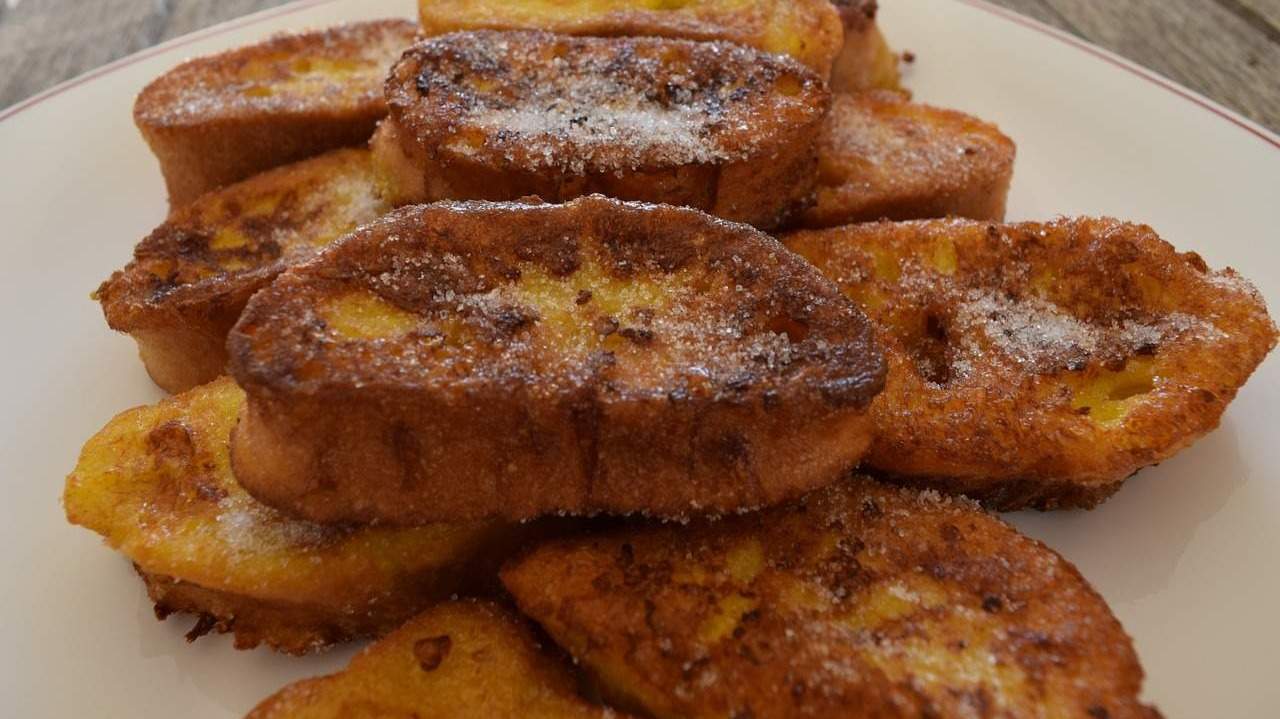 Las torrijas al horno son una receta imprescindible para Semana Santa.