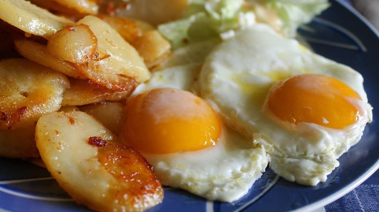 Huevos fritos con patatas.