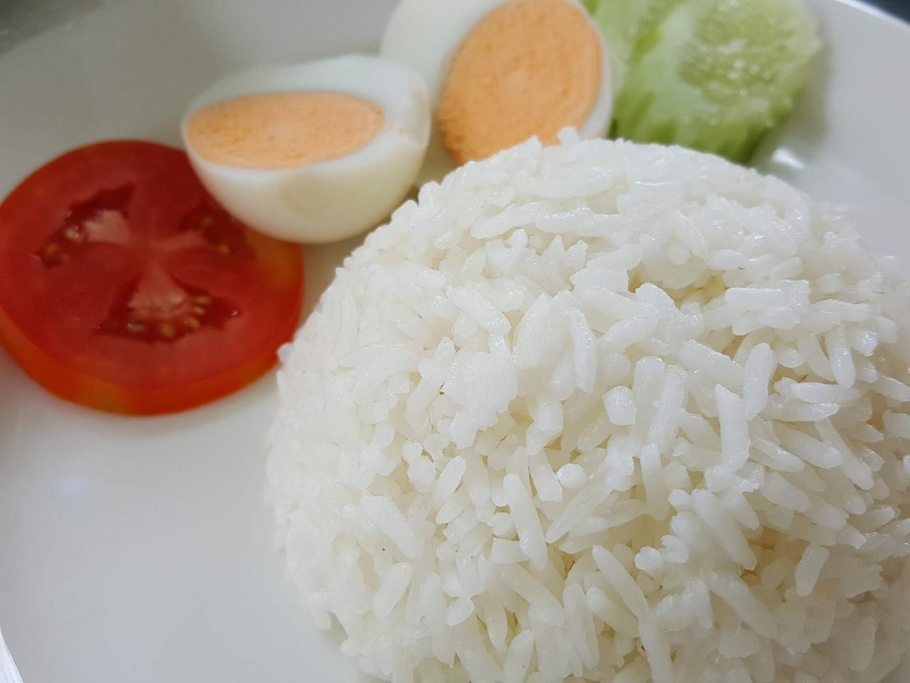 Ingredientes de un arroz a la cubana.