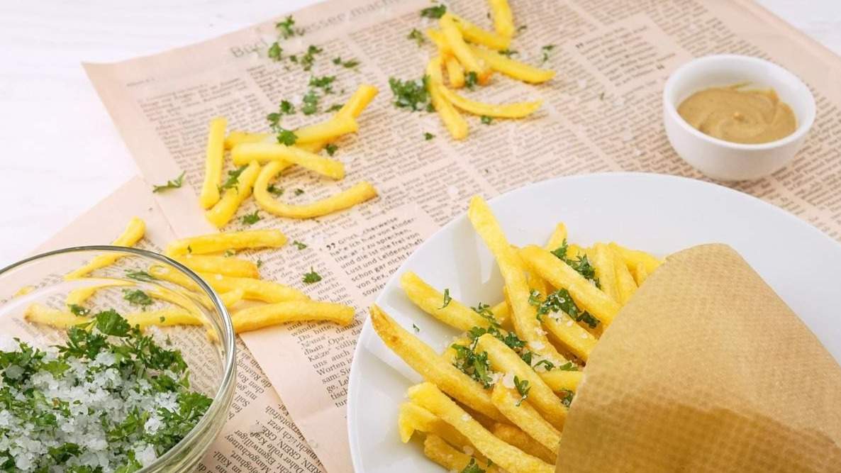 Patatas fritas con salsas y aderezos