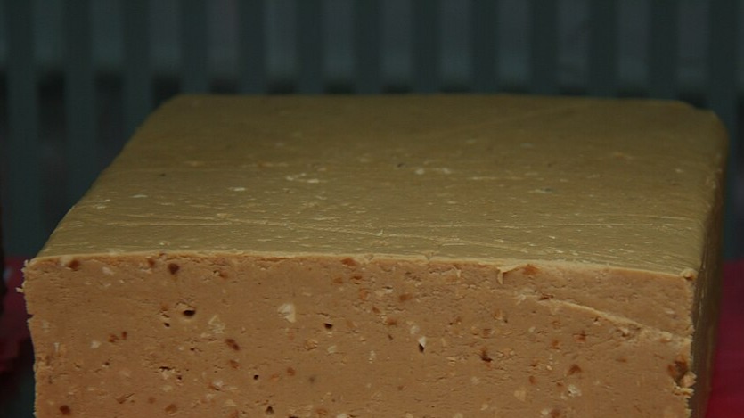 Turrón de Jijona antes de cortar.